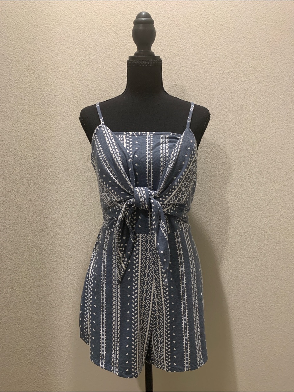 Derek Heart Blue & White Patterned Tie-Front Romper (Size 1X)
